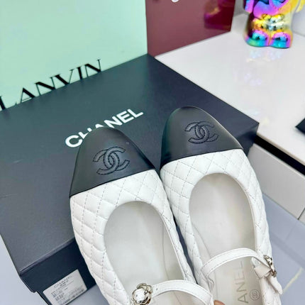 CC MARY JANE FLAT 25S IN WHITE LAMBSKIN EMBOSSED LOGO
