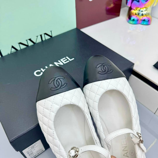 CC MARY JANE FLAT 25S IN WHITE LAMBSKIN EMBOSSED LOGO