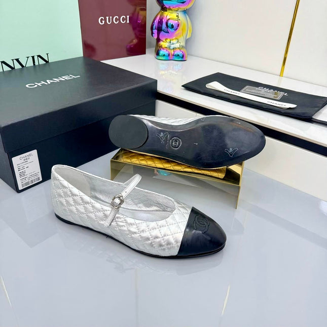 CC MARY JANE FLAT 25S IN SILVER LAMBSKIN EMBOSSED LOGO