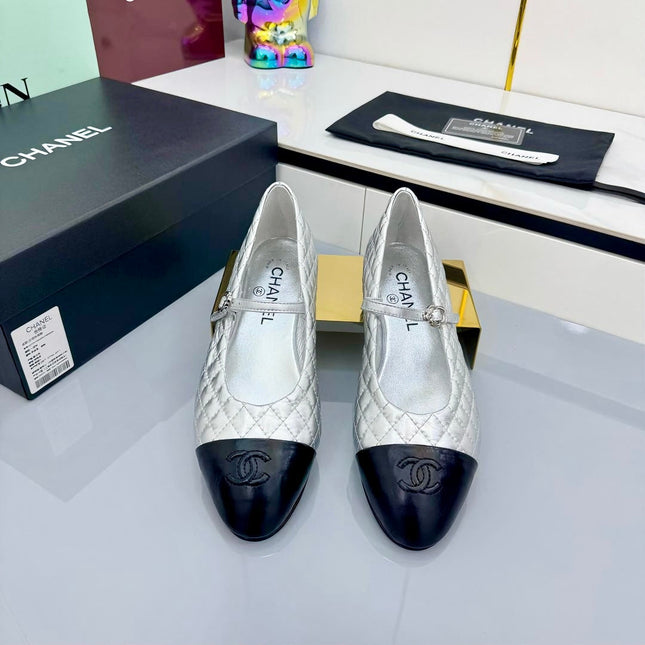 CC MARY JANE FLAT 25S IN SILVER LAMBSKIN EMBOSSED LOGO