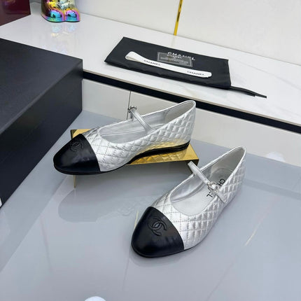 CC MARY JANE FLAT 25S IN SILVER LAMBSKIN EMBOSSED LOGO