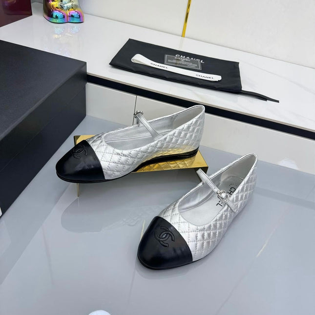 CC MARY JANE FLAT 25S IN SILVER LAMBSKIN EMBOSSED LOGO