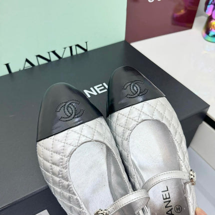 CC MARY JANE FLAT 25S IN SILVER LAMBSKIN EMBOSSED LOGO