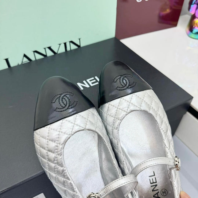 CC MARY JANE FLAT 25S IN SILVER LAMBSKIN EMBOSSED LOGO