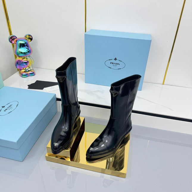 PRADA 25S POINTED TOE HIGH BOOTS 50MM IN BLACK GLOSSY CALFSKIN WITH LOGO