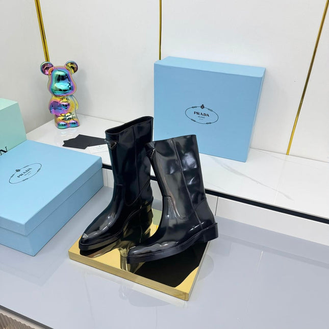 PRADA 25S POINTED TOE HIGH BOOTS 50MM IN BLACK GLOSSY CALFSKIN WITH LOGO