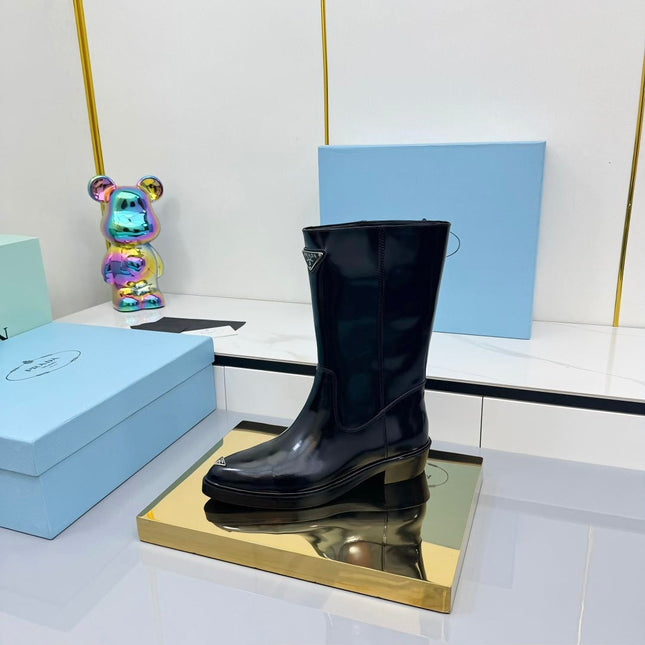 PRADA 25S POINTED TOE HIGH BOOTS 50MM IN BLACK GLOSSY CALFSKIN WITH LOGO