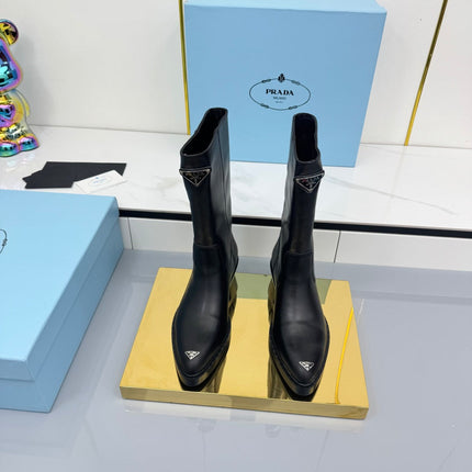 PRADA 25S POINTED TOE HIGH BOOTS 50MM IN BLACK CALFSKIN WITH LOGO