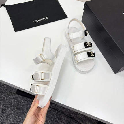 CC SANDAL 25S IN WHITE FABRIC WITH BLACK HARDWARE