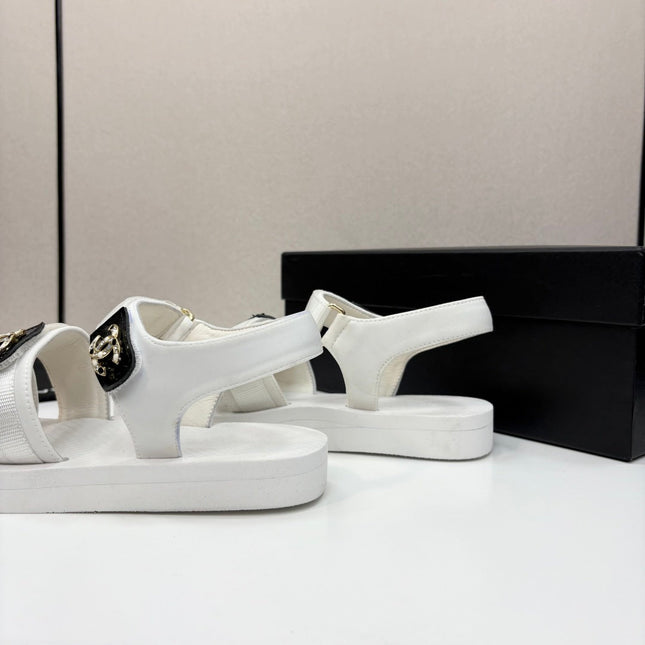 CC SANDAL 25S IN WHITE FABRIC WITH BLACK HARDWARE