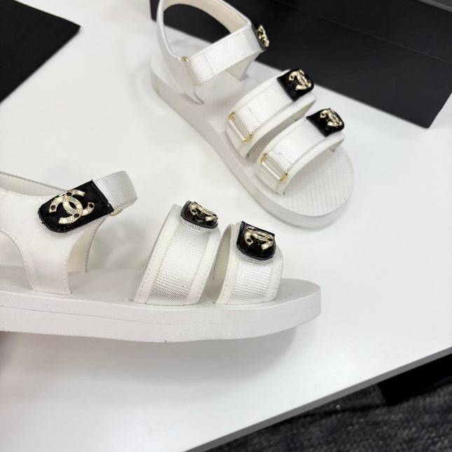 CC SANDAL 25S IN WHITE FABRIC WITH BLACK HARDWARE