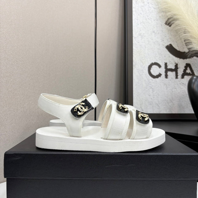 CC SANDAL 25S IN WHITE FABRIC WITH BLACK HARDWARE