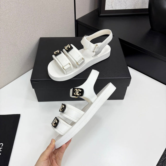 CC SANDAL 25S IN WHITE FABRIC WITH BLACK HARDWARE