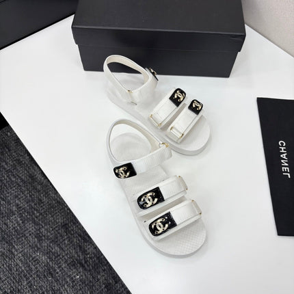 CC SANDAL 25S IN WHITE FABRIC WITH BLACK HARDWARE