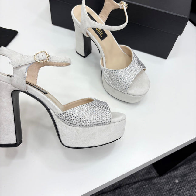 CC HEEL SANDAL 25S IN LIGHT GREY SUEDE WITH CRYSTAL