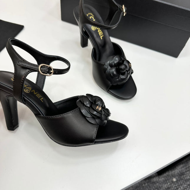 CC HEEL SANDAL 25S IN BLACK LAMBSKIN WITH CAMELLIA