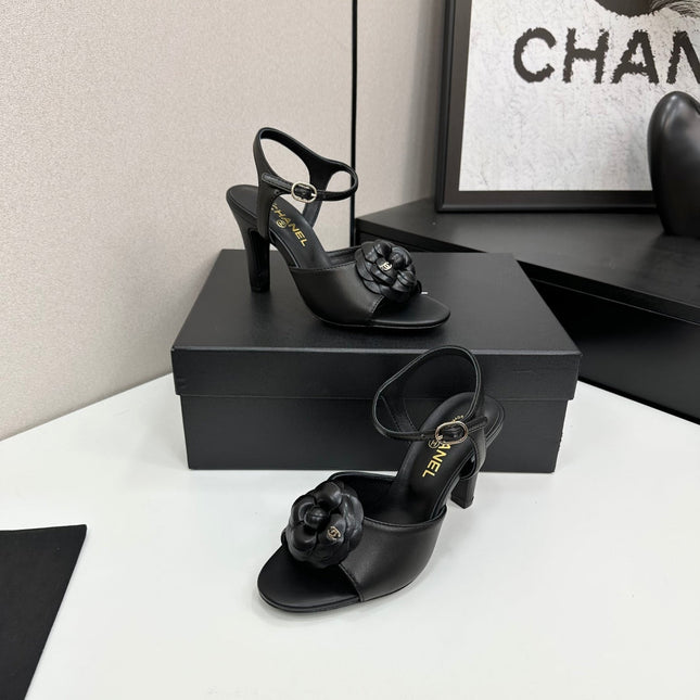 CC HEEL SANDAL 25S IN BLACK LAMBSKIN WITH CAMELLIA