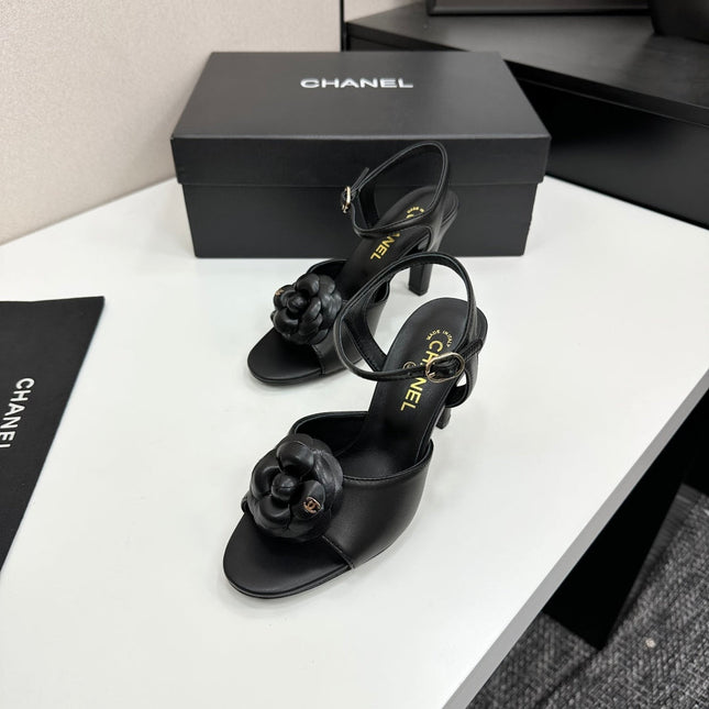 CC HEEL SANDAL 25S IN BLACK LAMBSKIN WITH CAMELLIA