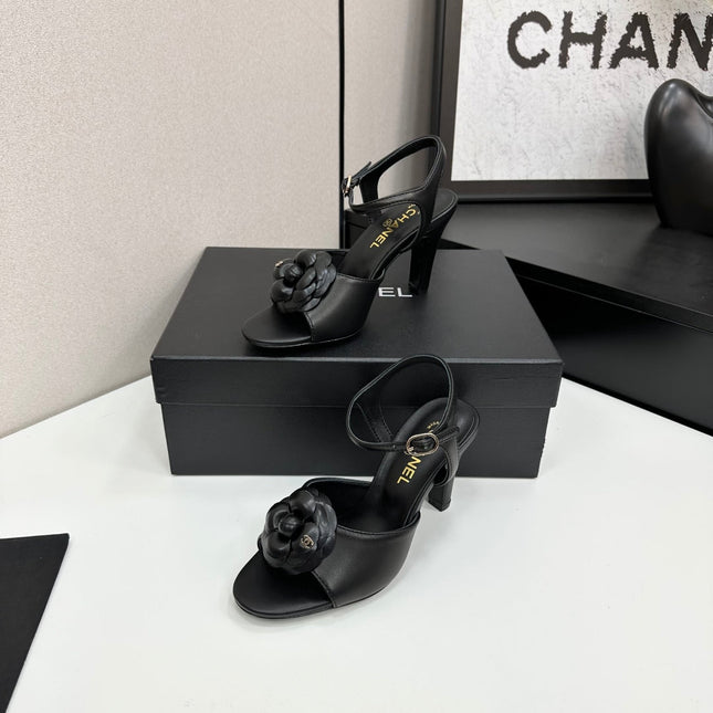 CC HEEL SANDAL 25S IN BLACK LAMBSKIN WITH CAMELLIA