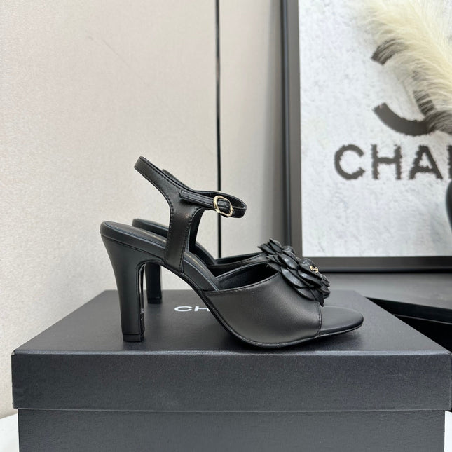 CC HEEL SANDAL 25S IN BLACK LAMBSKIN WITH CAMELLIA
