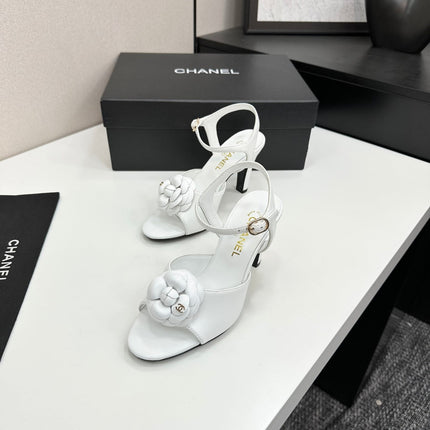 CC HEEL SANDAL 25S IN WHITE LAMBSKIN WITH CAMELLIA