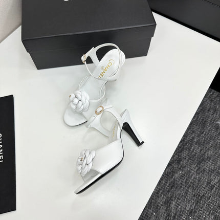 CC HEEL SANDAL 25S IN WHITE LAMBSKIN WITH CAMELLIA