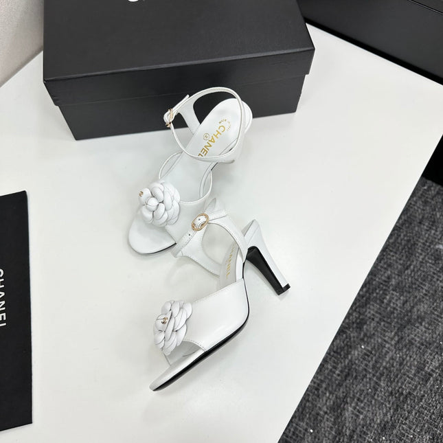 CC HEEL SANDAL 25S IN WHITE LAMBSKIN WITH CAMELLIA