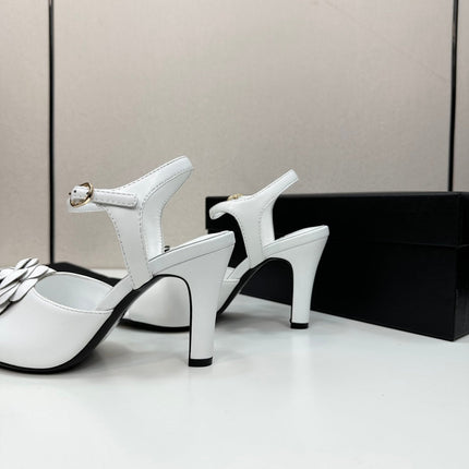 CC HEEL SANDAL 25S IN WHITE LAMBSKIN WITH CAMELLIA