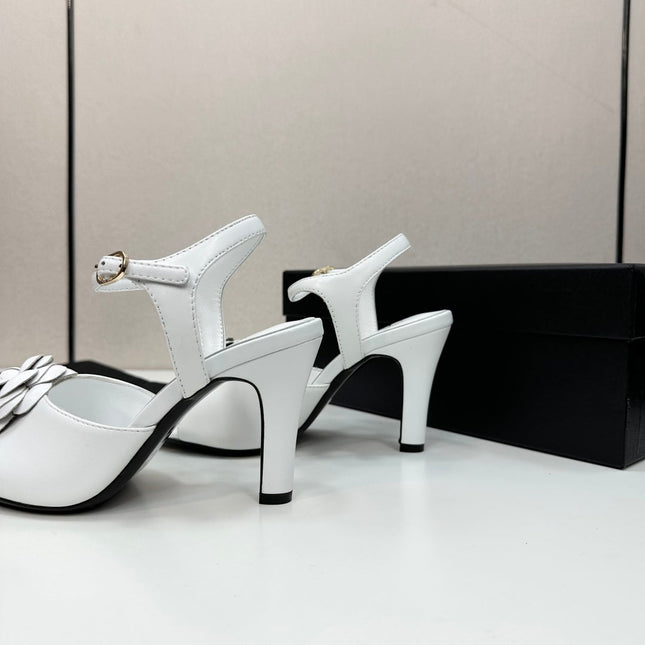 CC HEEL SANDAL 25S IN WHITE LAMBSKIN WITH CAMELLIA