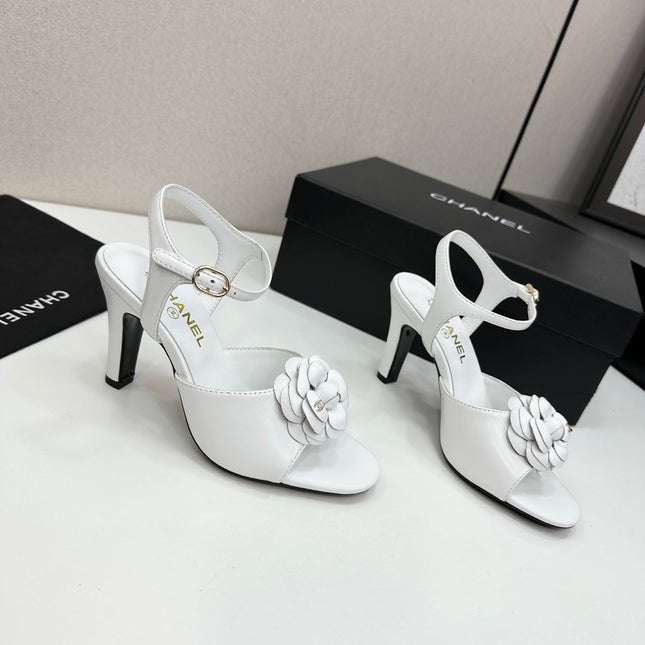 CC HEEL SANDAL 25S IN WHITE LAMBSKIN WITH CAMELLIA
