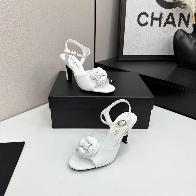 CC HEEL SANDAL 25S IN WHITE LAMBSKIN WITH CAMELLIA