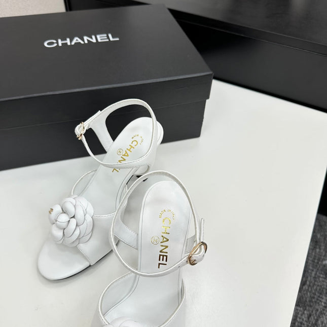 CC HEEL SANDAL 25S IN WHITE LAMBSKIN WITH CAMELLIA