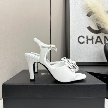 CC HEEL SANDAL 25S IN WHITE LAMBSKIN WITH CAMELLIA