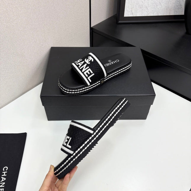 CC SLIDE SANDALS 25S IN BLACK FABRIC AND CALFSKIN