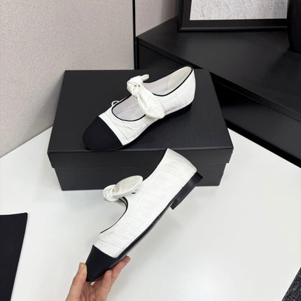 CC BALLET FLATS 25S IN WHITE AND BLACK FABRIC WITH BOW