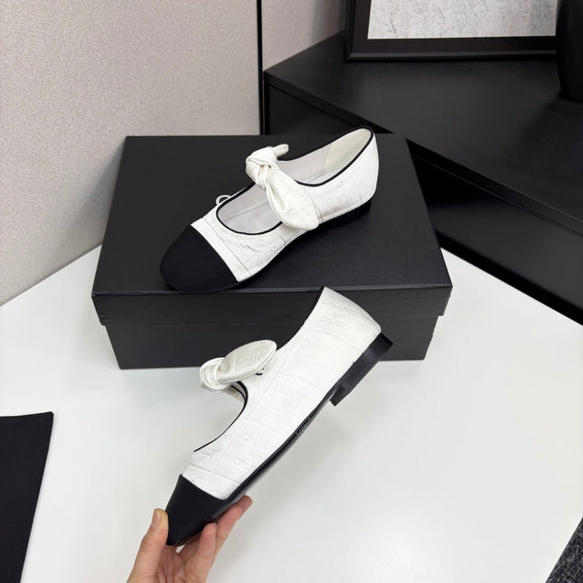 CC BALLET FLATS 25S IN WHITE AND BLACK FABRIC WITH BOW