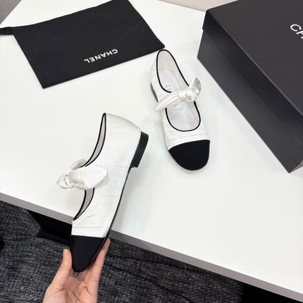 CC BALLET FLATS 25S IN WHITE AND BLACK FABRIC WITH BOW