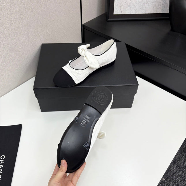 CC BALLET FLATS 25S IN WHITE AND BLACK FABRIC WITH BOW