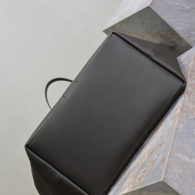 YSL 25S Y MAXI TOTE 50 IN MUTED CHARCOAL CALFSKIN GOLD HARDWRE