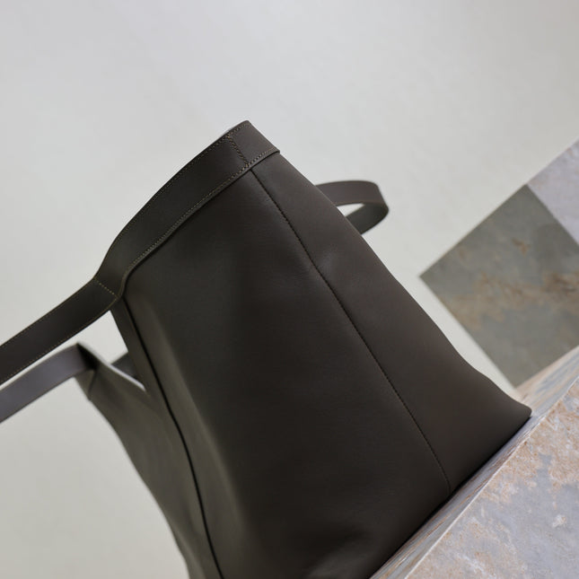 YSL 25S Y MAXI TOTE 50 IN MUTED CHARCOAL CALFSKIN GOLD HARDWRE