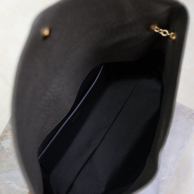 YSL 25S CASSANDRE ENVELOPE MESSENGER 35 IN LIGHT MUSK LAMBSKIN GOLD HARDWRE