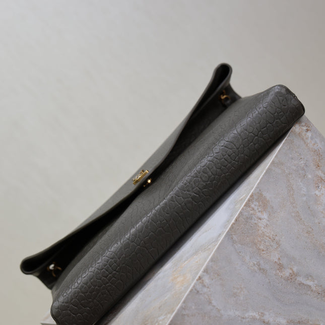 YSL 25S CASSANDRE ENVELOPE MESSENGER 35 IN LIGHT MUSK LAMBSKIN GOLD HARDWRE