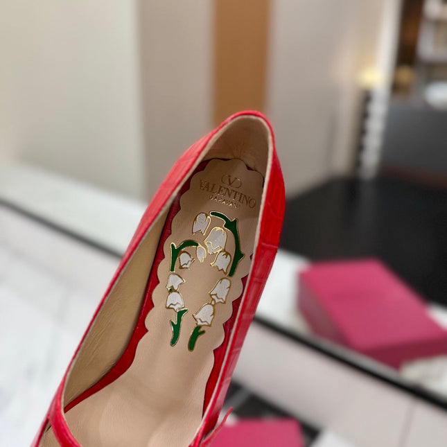 VLTN VLOGO SIGNATURE ROUND-TOE HEELS 25S IN RED LAMBSKIN SNAKE-EMBOSSED