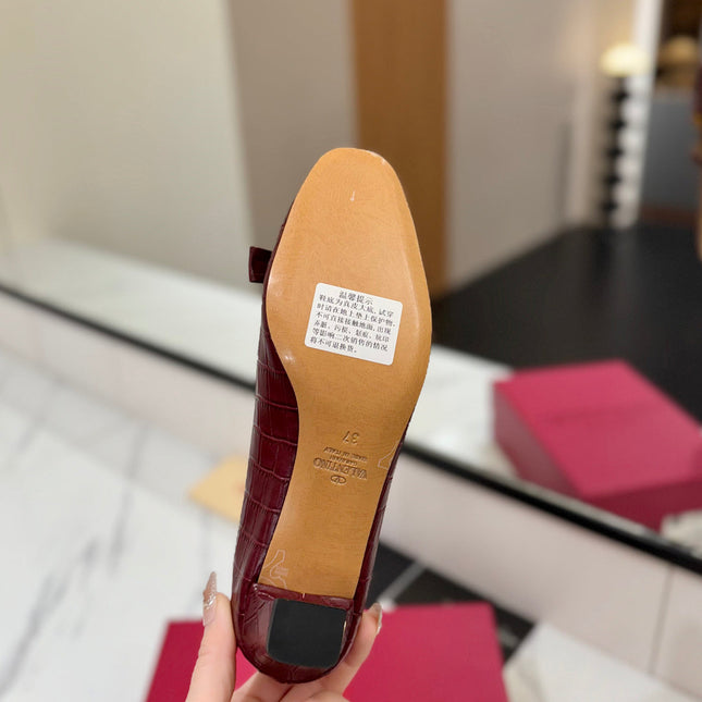 VLTN VLOGO SIGNATURE ROUND-TOE HEELS 25S IN DARK RED LAMBSKIN SNAKE-EMBOSSED