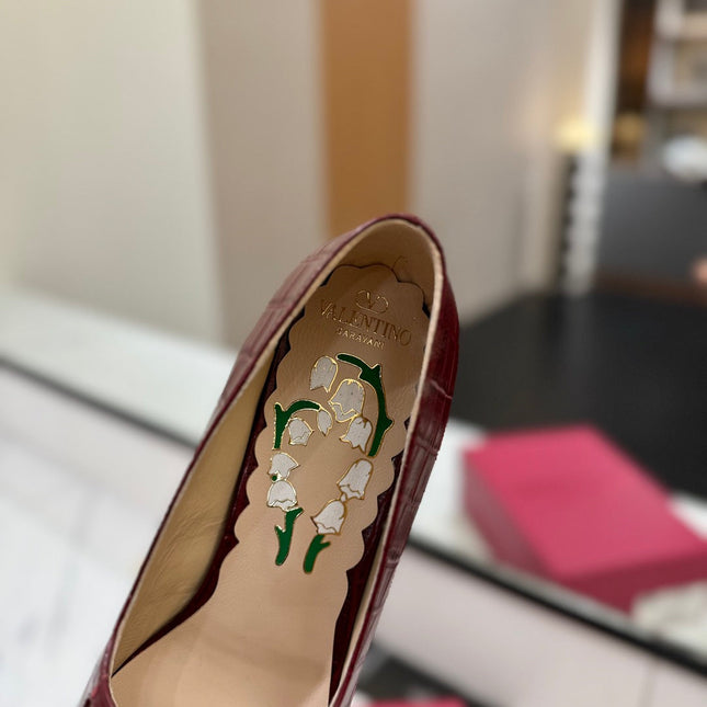 VLTN VLOGO SIGNATURE ROUND-TOE HEELS 25S IN DARK RED LAMBSKIN SNAKE-EMBOSSED