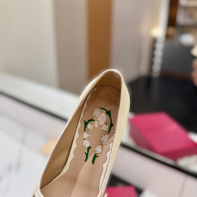 VLTN VLOGO SIGNATURE ROUND-TOE HEELS 25S IN CREAM WHITE LAMBSKIN SNAKE-EMBOSSED