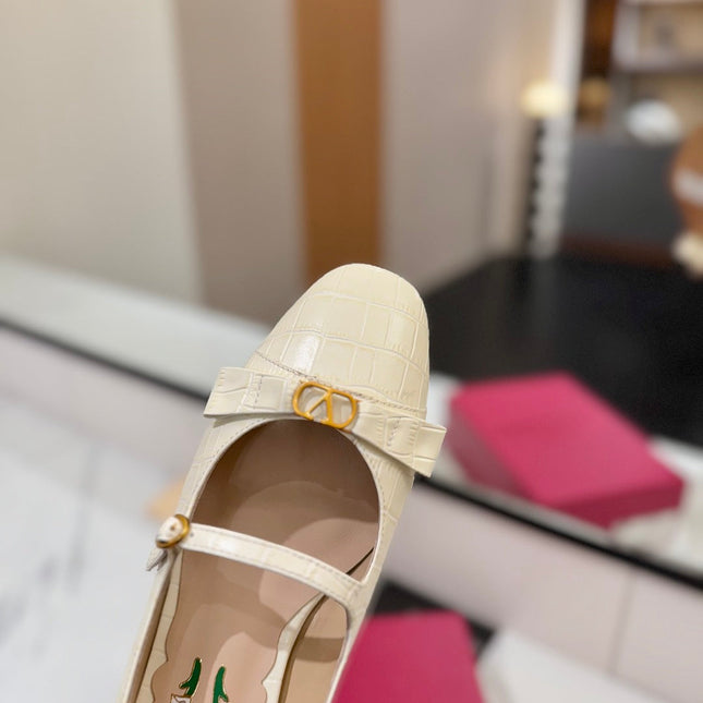 VLTN VLOGO SIGNATURE ROUND-TOE HEELS 25S IN CREAM WHITE LAMBSKIN SNAKE-EMBOSSED