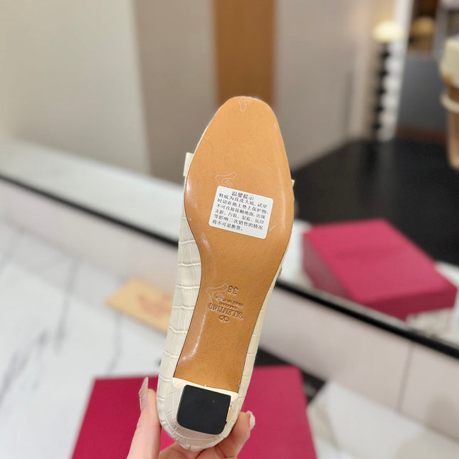 VLTN VLOGO SIGNATURE ROUND-TOE HEELS 25S IN CREAM WHITE LAMBSKIN SNAKE-EMBOSSED