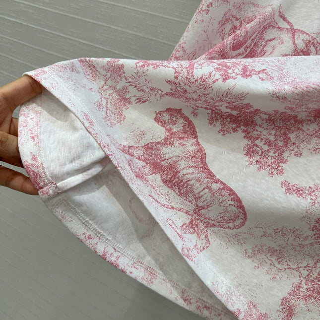 DIOR GRAPHIC PRINT T-SHIRT IN WHITE AND PINK