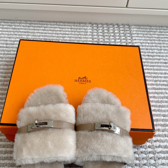 HM 25S GIULIA SANDAL IN PALE BEIGE GRAY SHEARLING WITH SILVER HARDWARE